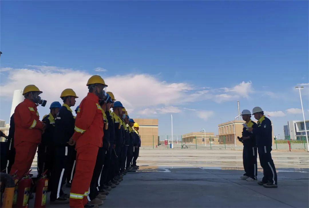 在模擬中掌握技能，在演練中提升自我——哈密巨融能源組織開展消防滅火應急演練活動