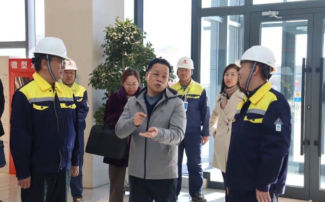 中國石化銷售股份有限公司新疆石油分公司黨委副書記、總經(jīng)理李新強(qiáng)一行蒞臨哈密巨融能源調(diào)研指導(dǎo)工作