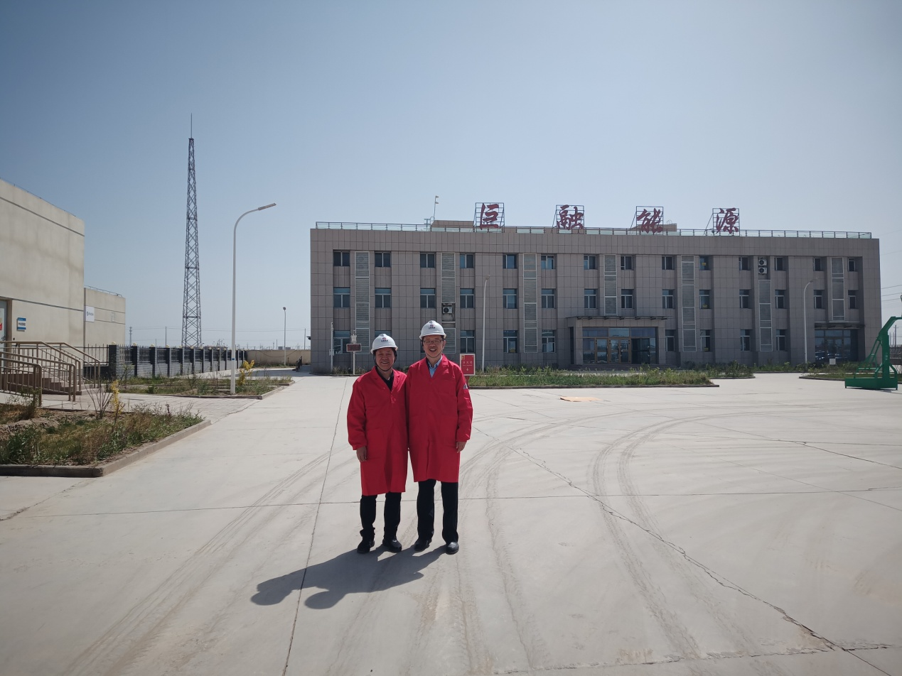 20240923215641.png 巨融能源副總裁與前來考察減排項目的德國馬博油氣公司亞太和北美區總裁關潯先生在巴州巨融工廠合影.png